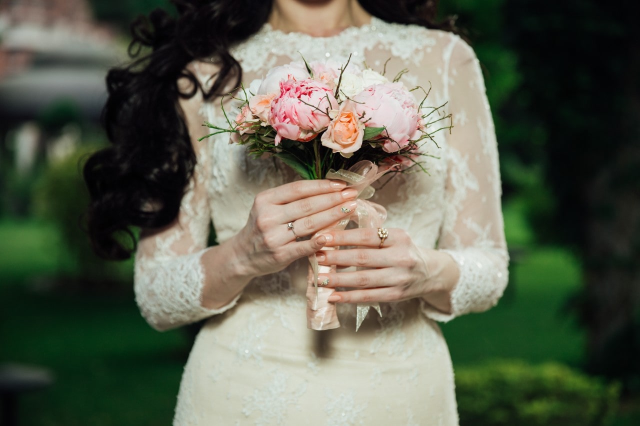 bride holding a bouquet of flowers